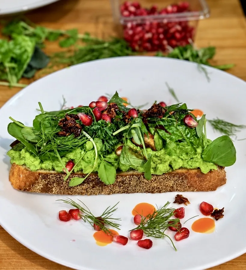 Pea Toast –toastowany chleb na zakwasie z kremowym groszkiem, pieczarkami miso i chilli