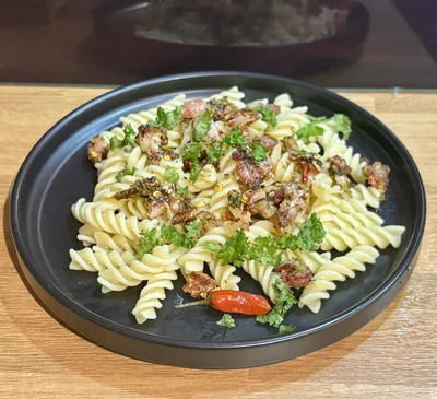 Aglio e olio po polsku z boczkiem i chilli