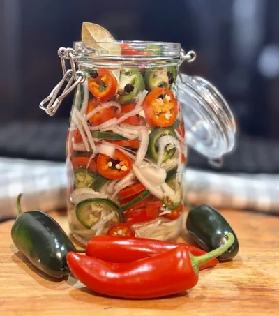 Domowe marynowane jalapeño z cebulą