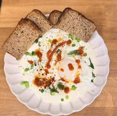 Jajka po turecku z masłem gochujang