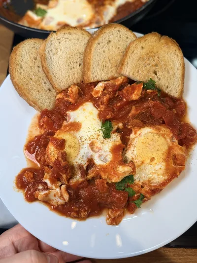 Szakszuka z harissą – aromatyczna, lekko pikantna